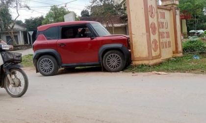 Ảnh TNGT: Tự tin thái quá, tài xế VinFast VF 3 sai lầm khi thử độ cứng của cổng làng